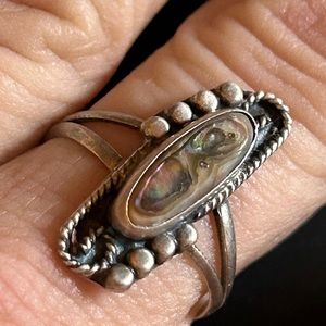 Vintage Native Sterling (stamped & Signed) stunning abalone split band ring 8.25
